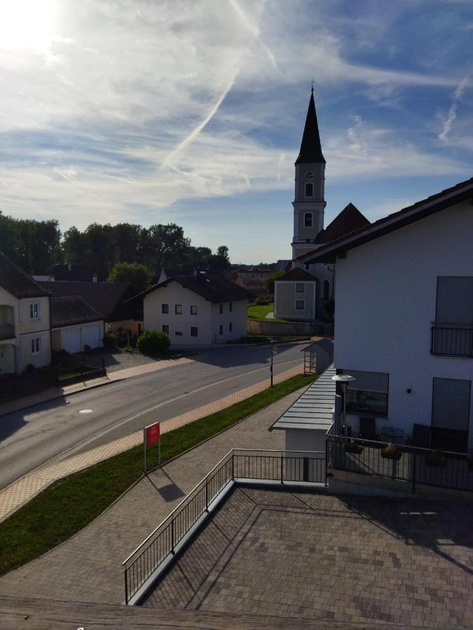 Aussergewoehnliche Atelierferienwohnung Mit Balkon An Der Donau Winzer Bagian luar foto